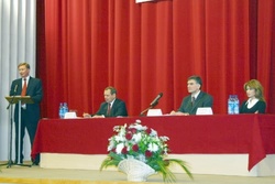 Первый заместитель председателя Правительства России Сергей Иванов выступает на открытии Форума, фотография с сайта http://www.mephi.ru/