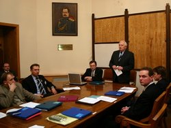 Ректор Санкт-Петербургского государственного политехнического университета Михаил Федоров открывает круглый стол