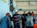 Участники восхождения на станции канатной дороги на Эльбрус