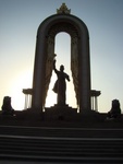 Памятник основателю первого таджикского государства Исмоилу Сомони в Душанбе
