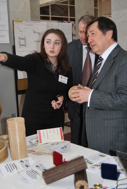 Ректор Кабардино-Балкарского государственного университета  Барасби Карамурзов знакомится с проектами, представленными на выставке