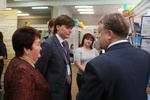 Посещение выставки "Салон молодежных инноваций", в центре – Председатель Совета Российского союза молодых ученых Александр Щеглов