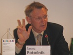 Выступает Комиссар Европейской комиссии по вопросам науки и исследований Янеж Поточник
