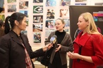 Президент Европейской ассоциации молодых ученых ЕВРОДОК (EURODOC) Изабелла Станиславичун (справа) дает интервью телеканалу