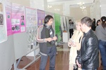 Участники и посетители выставки, слева – Председатель Чеченского регионального отделения Российского союза молодых ученых Хусейн Сапаев
