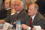 Выступает вице-президент РАН Валерий Козлов, рядом – президент РАМН Михаил Давыдов