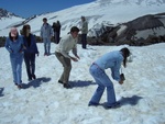 Игра в летние снежки на Эльбрусе, высота – 3500 метров