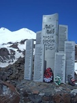 Памятник героям обороны Приэльбрусья на Эльбрусе, высота – 3500 метров